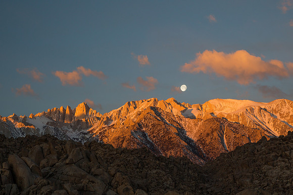 moonset over the alabama hills